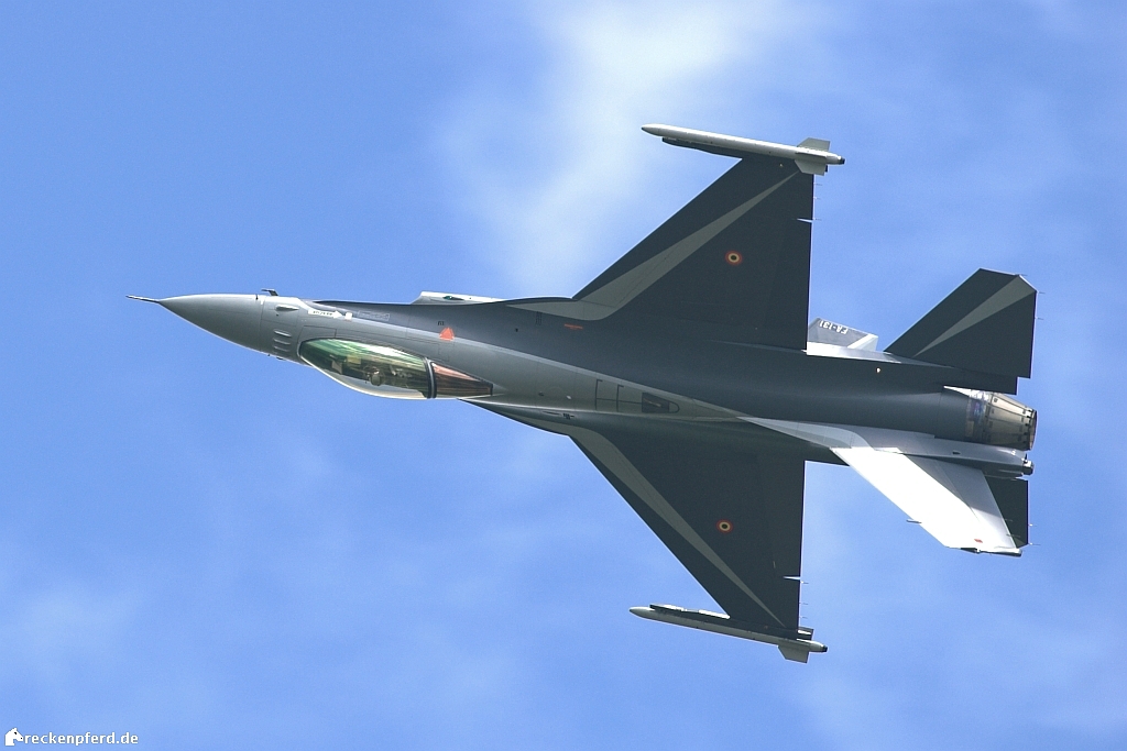 Belgische F-16AM im Rückenflug